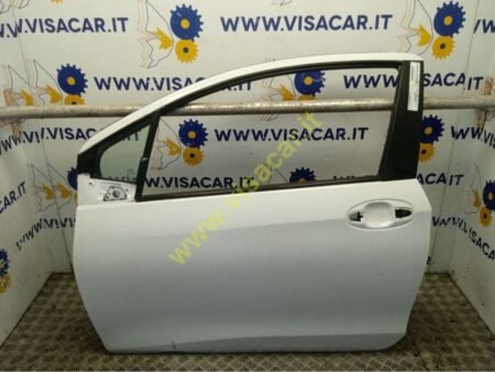 Front left door 2012 Toyota Yaris (09/12>02/15<) / 180