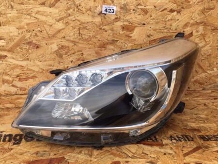 2011-2013 Toyota Yaris hybrid right front headlight - €143